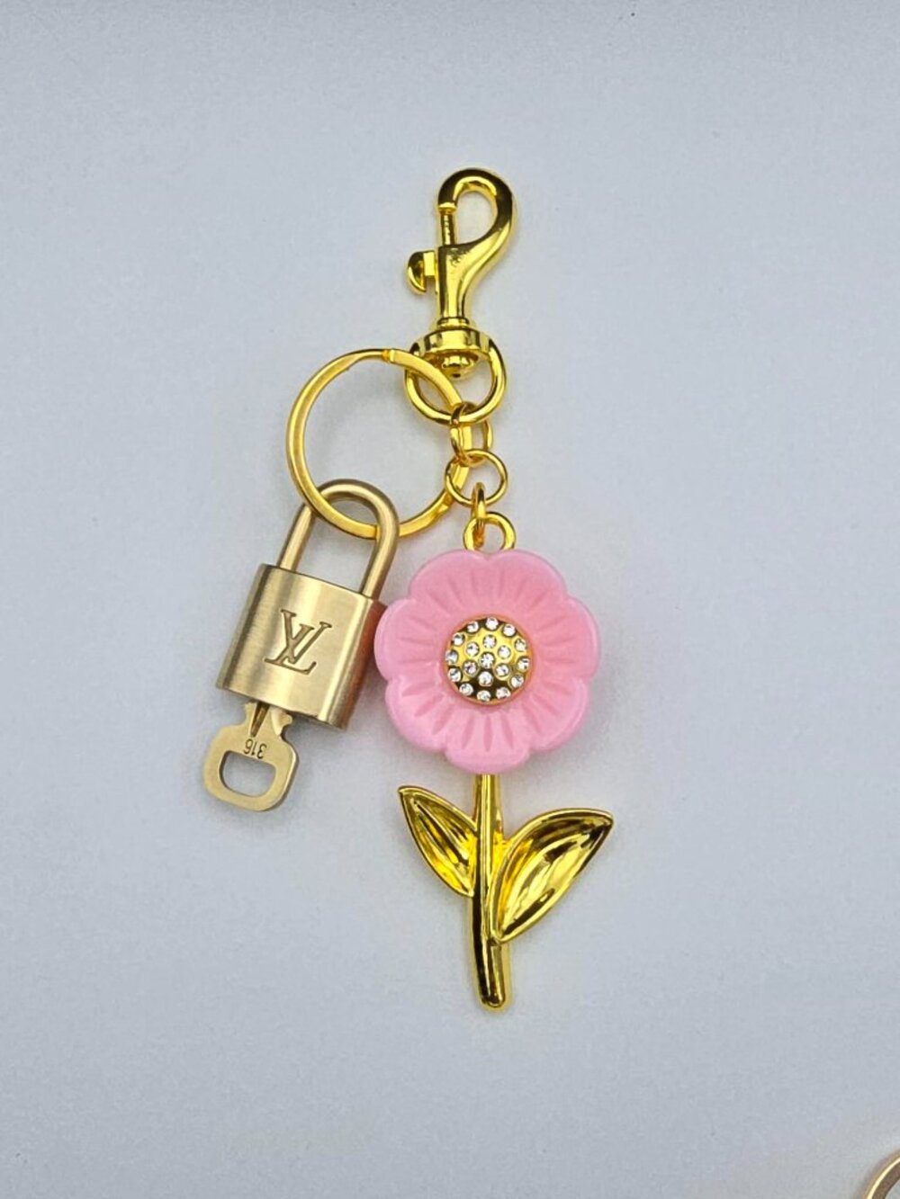 Authentic LV Louis Vuitton Gold Lock & Key 🔑 Unbranded Flower Keychain Charm - Picture 7 of 10